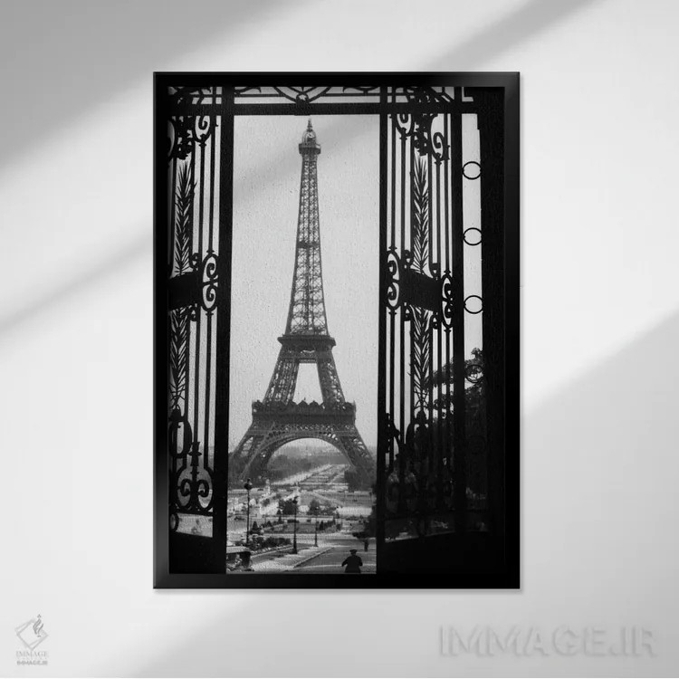 تابلو دکوراتیو برج ایفل از تروکادرو در کنار درهای آهنی فرفورژه، پاریس فرا… اثر تصاویر وینتج - نمای قابدار مشکی