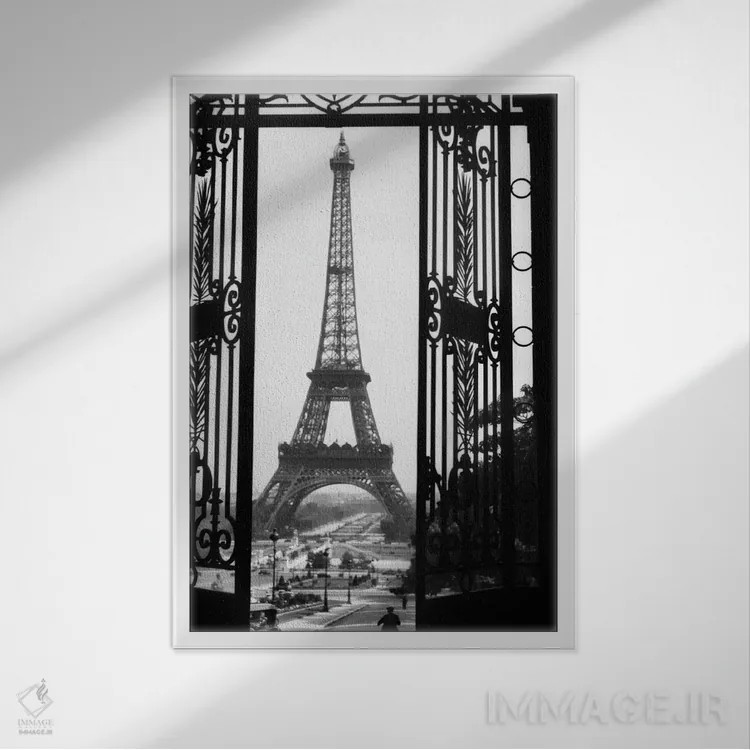 تابلو دکوراتیو برج ایفل از تروکادرو در کنار درهای آهنی فرفورژه، پاریس فرا… اثر تصاویر وینتج - نمای قابدار سفید