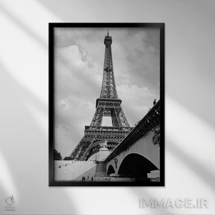 تابلو دکوراتیو برج ایفل با مردم در حال بالا رفتن از پله ها و ایستاده روی… اثر تصاویر وینتج - نمای قابدار مشکی