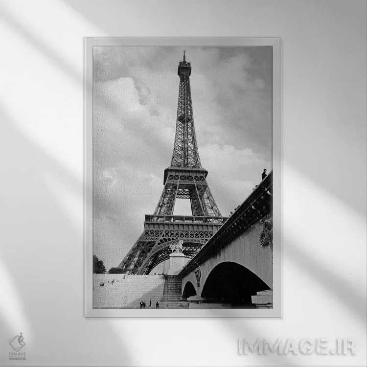 تابلو دکوراتیو برج ایفل با مردم در حال بالا رفتن از پله ها و ایستاده روی… اثر تصاویر وینتج - نمای قابدار سفید