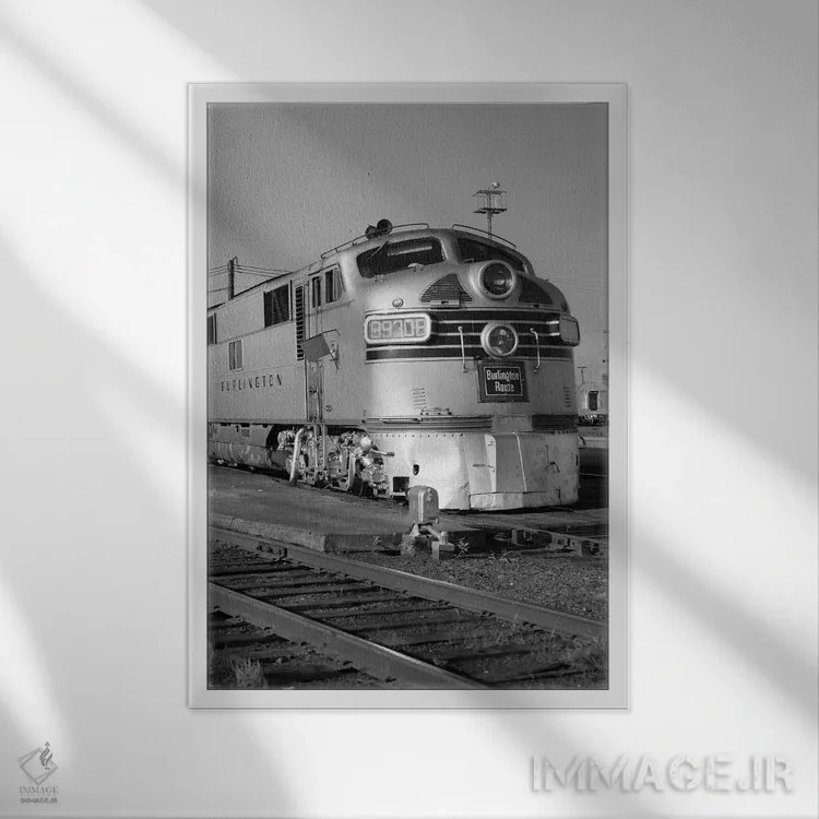 تابلو دکوراتیو قطار دیزلی مدرن خط بورلینگتون در ایستگاه دهه ۱۹۵۰-۱۹۶۰ اثر تصاویر وینتج - نمای قابدار سفید