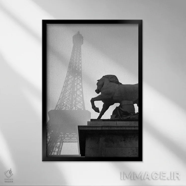 تابلو دکوراتیو مجسمه اسب در پای برج ایفل پاریس فرانسه دهه ۱۹۲۰ اثر تصاویر وینتج - نمای قابدار مشکی