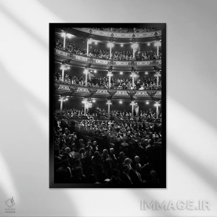 تابلو دکوراتیو تماشاگران نشسته در صندلی ها و بالکن های آکادمی موسیقی فیلا… اثر تصاویر وینتج - نمای قابدار مشکی