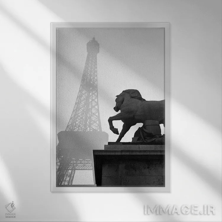 تابلو دکوراتیو مجسمه اسب در پای برج ایفل پاریس فرانسه دهه ۱۹۲۰ اثر تصاویر وینتج - نمای قابدار سفید