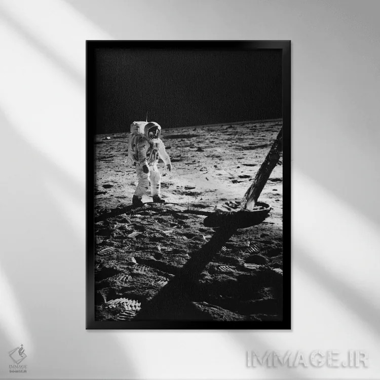تابلو دکوراتیو 1969,فضانورد باز آلدرین با لباس فضایی در حال راه رفتن روی… اثر تصاویر وینتج - نمای قابدار مشکی