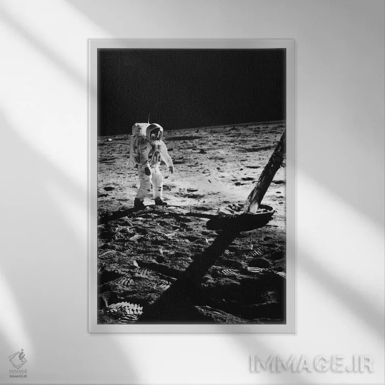 تابلو دکوراتیو 1969,فضانورد باز آلدرین با لباس فضایی در حال راه رفتن روی… اثر تصاویر وینتج - نمای قابدار سفید