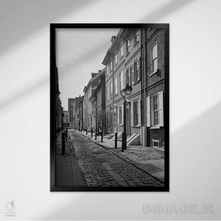 تابلو دکوراتیو خیابان باریک و تاریخی الفرز الی با خانه های ردیفی دوست داش… اثر تصاویر وینتج - نمای قابدار مشکی