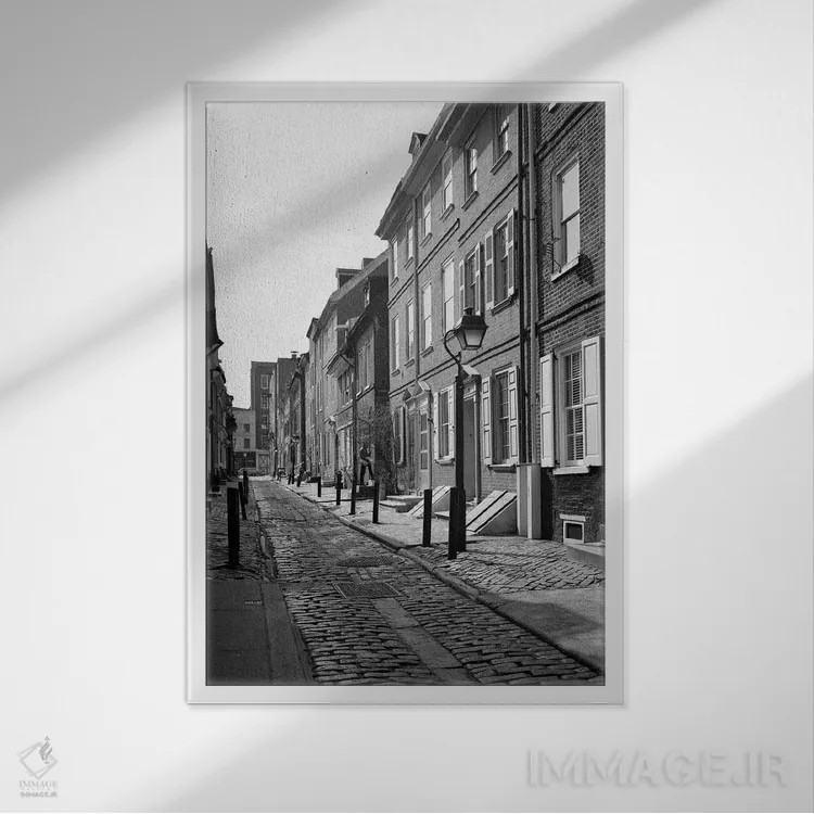 تابلو دکوراتیو خیابان باریک و تاریخی الفرز الی با خانه های ردیفی دوست داش… اثر تصاویر وینتج - نمای قابدار سفید