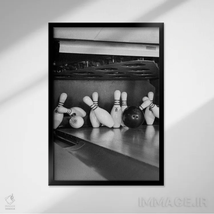 تابلو دکوراتیو نمای نزدیک از توپ بولینگ در حال برخورد با پین ها دهه ۱۹۶۰ اثر تصاویر وینتج - نمای قابدار مشکی