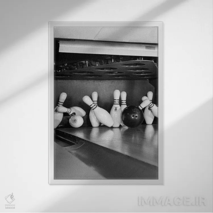 تابلو دکوراتیو نمای نزدیک از توپ بولینگ در حال برخورد با پین ها دهه ۱۹۶۰ اثر تصاویر وینتج - نمای قابدار سفید