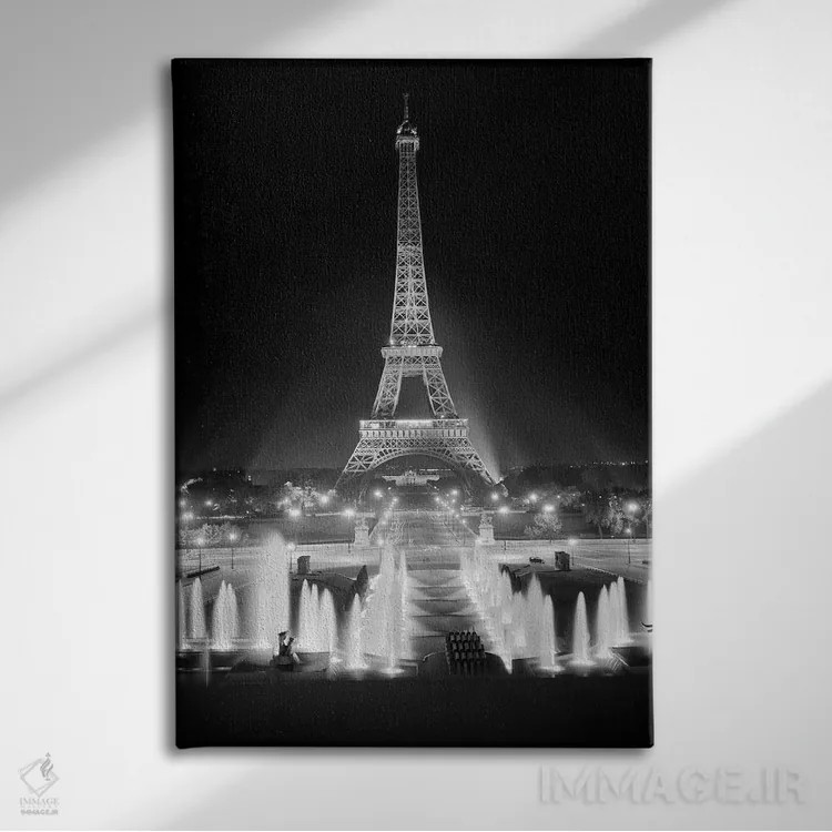 تابلو دکوراتیو برج ایفل در شب از سوی فواره های کنار کاخ شایو پاریس دهه ۱۹… اثر تصاویر وینتج - نمای روبهرو روی دیوار