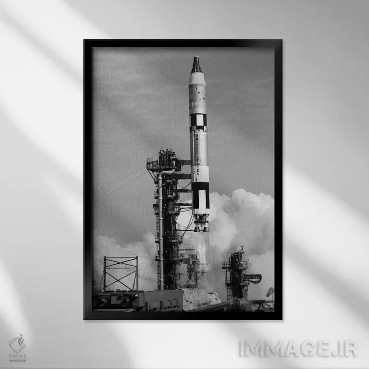 تابلو دکوراتیو موشک G-III آمریکا هنگام پرتاب از سکوی پرتاب اثر تصاویر وینتج - نمای قابدار مشکی
