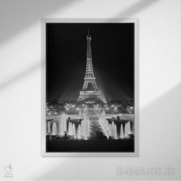 تابلو دکوراتیو برج ایفل در شب از سوی فواره های کنار کاخ شایو پاریس دهه ۱۹… اثر تصاویر وینتج - نمای قابدار سفید