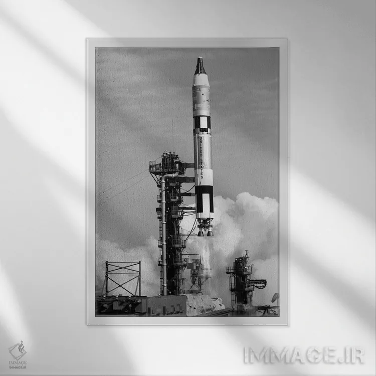 تابلو دکوراتیو موشک G-III آمریکا هنگام پرتاب از سکوی پرتاب اثر تصاویر وینتج - نمای قابدار سفید
