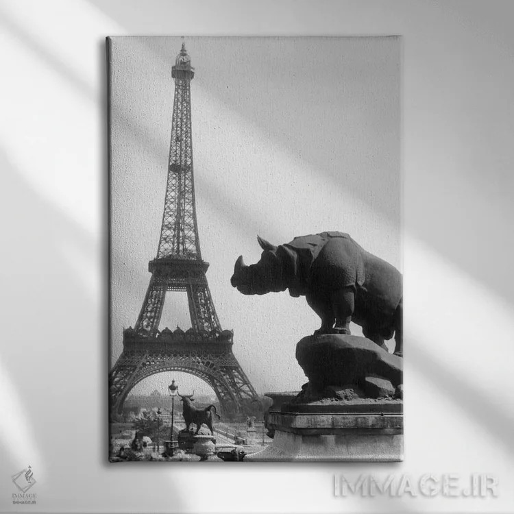 تابلو دکوراتیو مجسمه کرگدن در پیش زمینه و برج ایفل در پس زمینه پاریس اثر تصاویر وینتج - نمای روبهرو روی دیوار