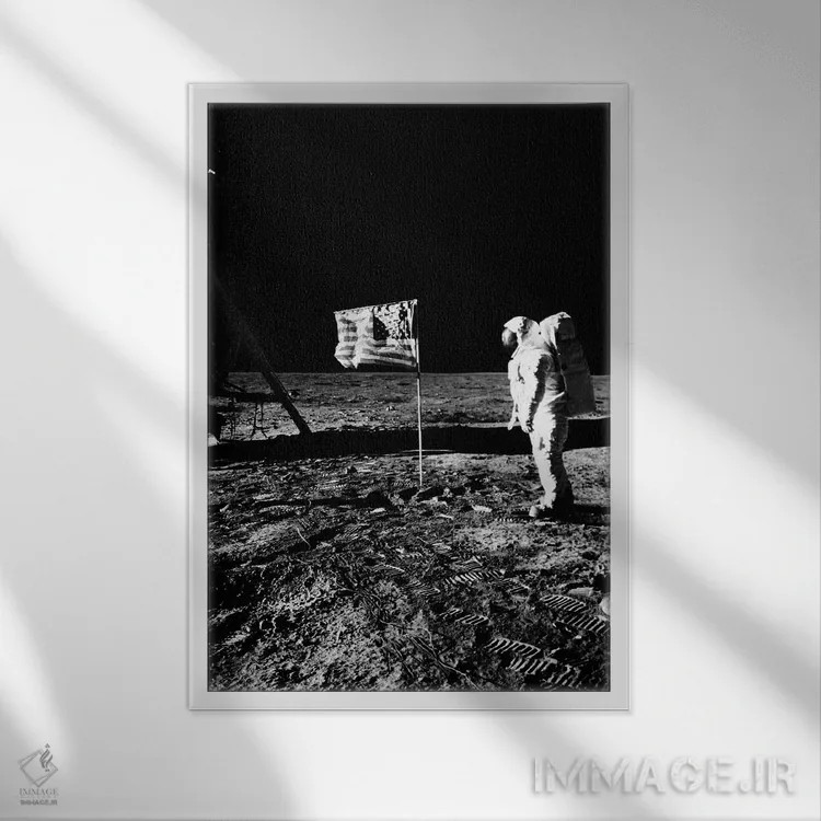 تابلو دکوراتیو فضانورد آمریکایی، پرچم و پای فرودگر ماه روی سطح ماه اثر تصاویر وینتج - نمای قابدار سفید
