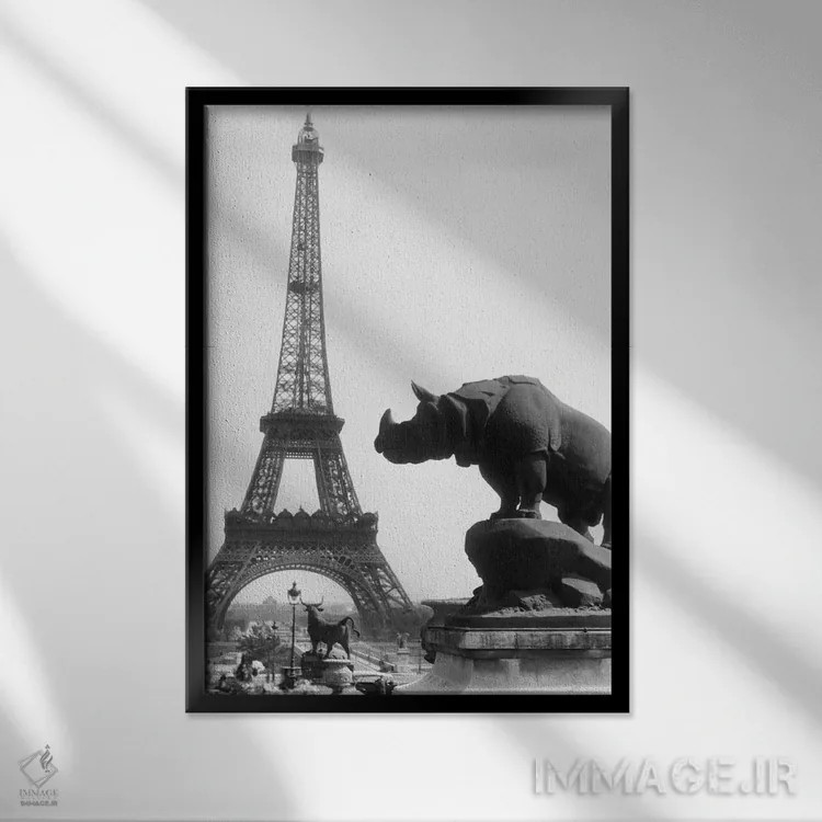 تابلو دکوراتیو مجسمه کرگدن در پیش زمینه و برج ایفل در پس زمینه پاریس اثر تصاویر وینتج - نمای قابدار مشکی