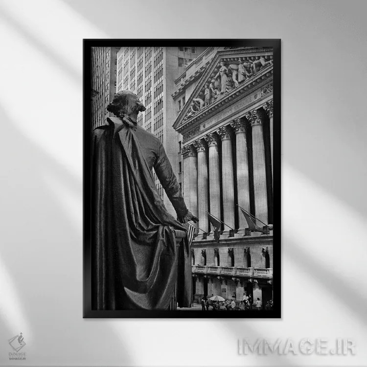 تابلو دکوراتیو بورس نیویورک در خیابان وال، با نمایی از سالن فدرال پشت مجس… اثر تصاویر وینتج - نمای قابدار مشکی