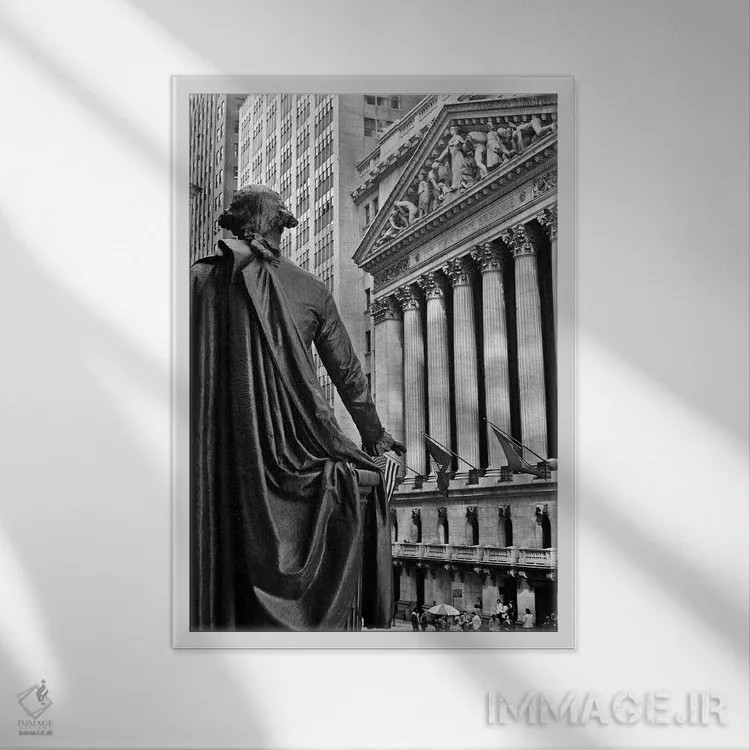 تابلو دکوراتیو بورس نیویورک در خیابان وال، با نمایی از سالن فدرال پشت مجس… اثر تصاویر وینتج - نمای قابدار سفید