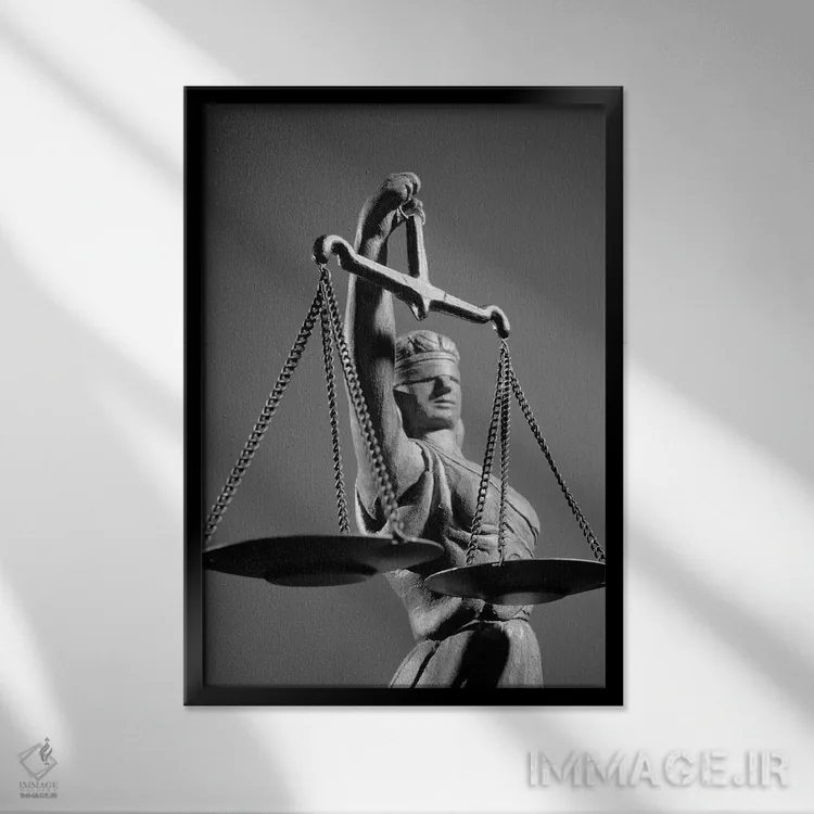تابلو دکوراتیو مجسمه عدالت نابینا با ترازوی عدالت در دست اثر تصاویر وینتج - نمای قابدار مشکی