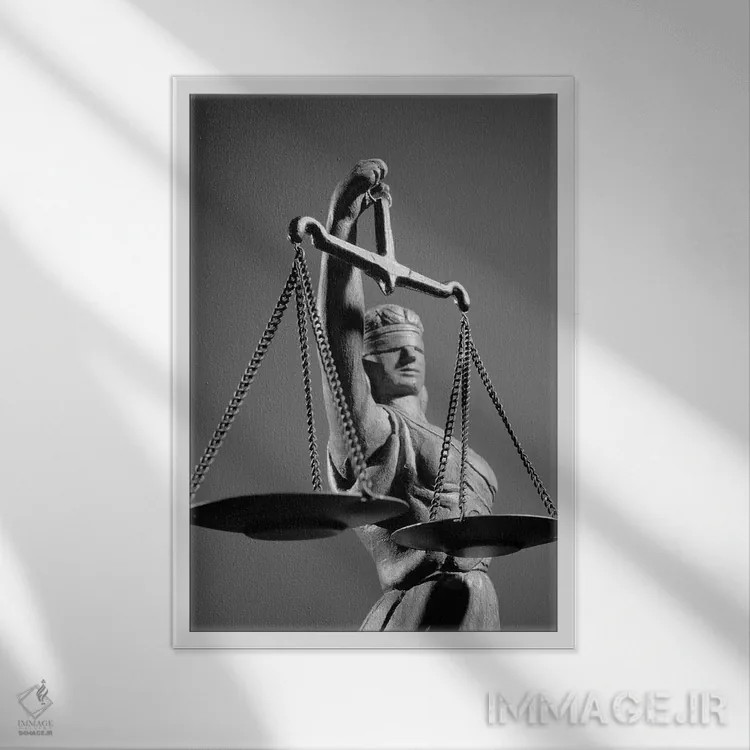 تابلو دکوراتیو مجسمه عدالت نابینا با ترازوی عدالت در دست اثر تصاویر وینتج - نمای قابدار سفید