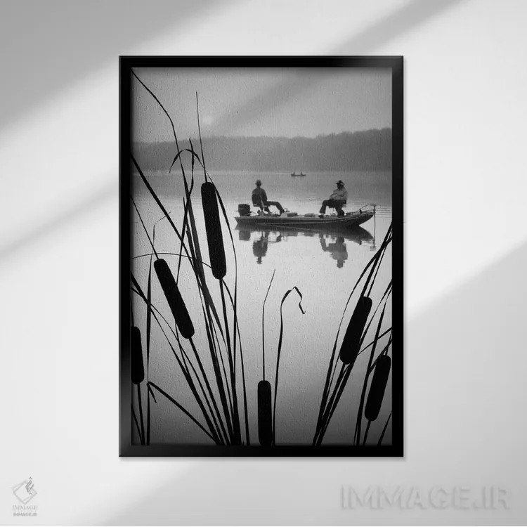 تابلو دکوراتیو دو مرد ناشناس به صورت سیلوئت در قایق ماهیگیری روی آب آرام… اثر تصاویر وینتج - نمای قابدار مشکی