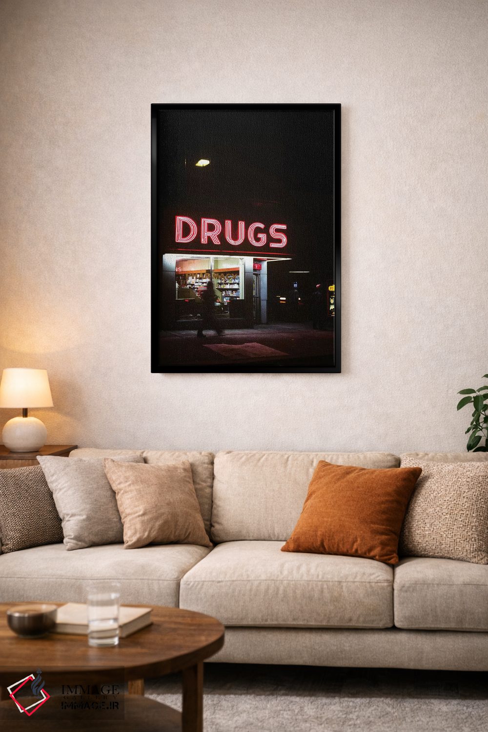 تابلو دکوراتیو داروخانه در شب با تابلوی نئون صورتی اثر تصاویر وینتج - D4B