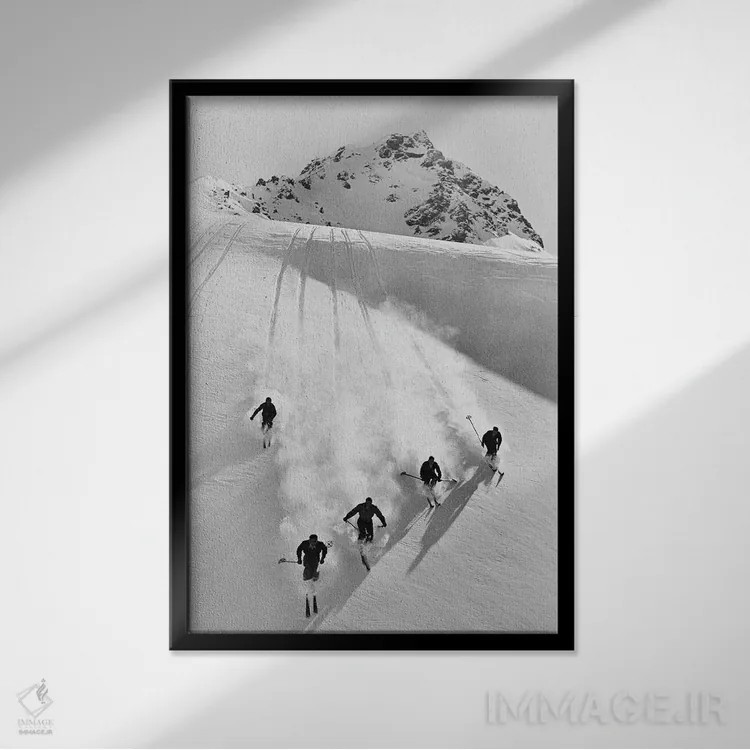 تابلو دکوراتیو پنج مرد ناشناس در حال اسکی روی دامنه های پوشیده از برف آلپ… اثر تصاویر وینتج - نمای قابدار مشکی