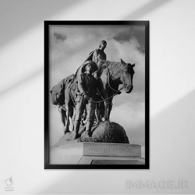 تابلو دکوراتیو مجسمه زن مهاجر با کودک بر روی اسب و شوهرش جلو در پارک پن و… اثر تصاویر وینتج - نمای قابدار مشکی