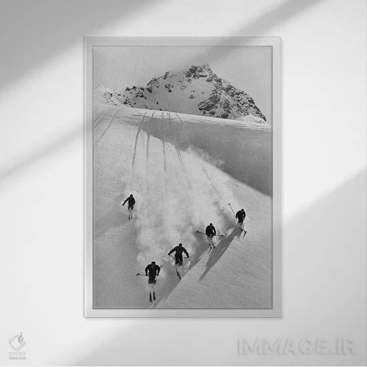 تابلو دکوراتیو پنج مرد ناشناس در حال اسکی روی دامنه های پوشیده از برف آلپ… اثر تصاویر وینتج - نمای قابدار سفید
