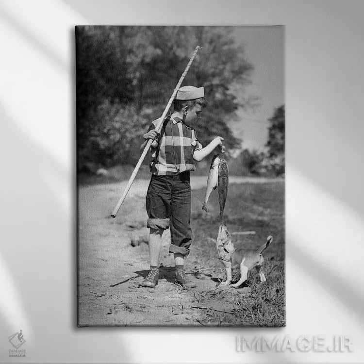 تابلو دکوراتیو پسر با پیراهن چهارخانه و کلاه ملوان با چوب ماهیگیری و سگی… اثر تصاویر وینتج - نمای روبهرو روی دیوار