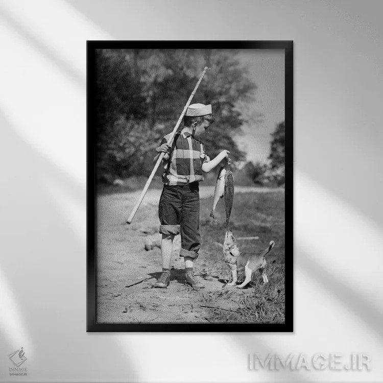 تابلو دکوراتیو پسر با پیراهن چهارخانه و کلاه ملوان با چوب ماهیگیری و سگی… اثر تصاویر وینتج - نمای قابدار مشکی
