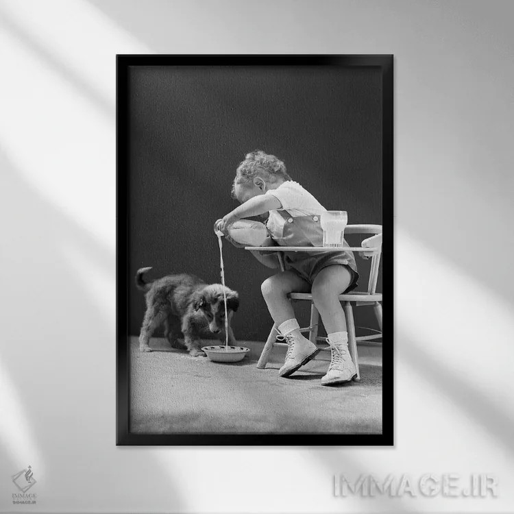 تابلو دکوراتیو کودک خردسال نشسته روی صندلی در حال ریختن شیر از شیشه به کا… اثر تصاویر وینتج - نمای قابدار مشکی