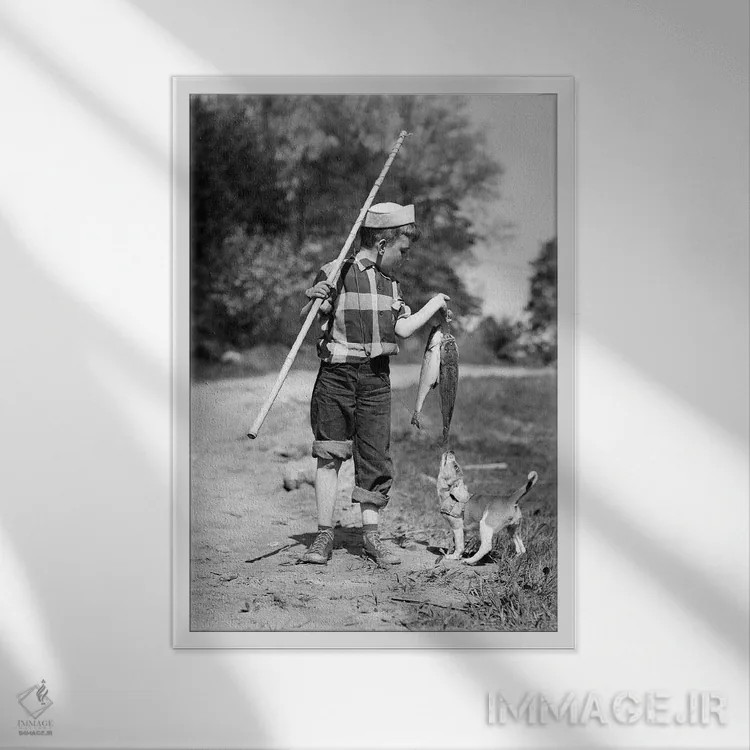 تابلو دکوراتیو پسر با پیراهن چهارخانه و کلاه ملوان با چوب ماهیگیری و سگی… اثر تصاویر وینتج - نمای قابدار سفید