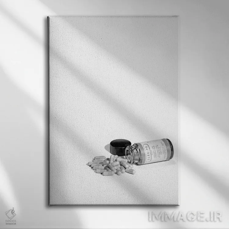 تابلو دکوراتیو دهه ۱۹۵۰ - بطری قرص افتاده روی پهلو در کنار انبوهی از کپسو… اثر تصاویر وینتج - نمای روبهرو روی دیوار