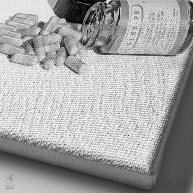 تابلو دکوراتیو دهه ۱۹۵۰ - بطری قرص افتاده روی پهلو در کنار انبوهی از کپسو… اثر تصاویر وینتج - نمای نزدیک بافت بوم