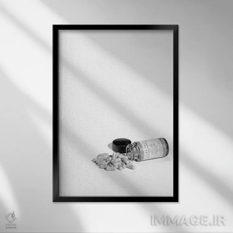 تابلو دکوراتیو دهه ۱۹۵۰ - بطری قرص افتاده روی پهلو در کنار انبوهی از کپسو… اثر تصاویر وینتج - نمای قابدار مشکی