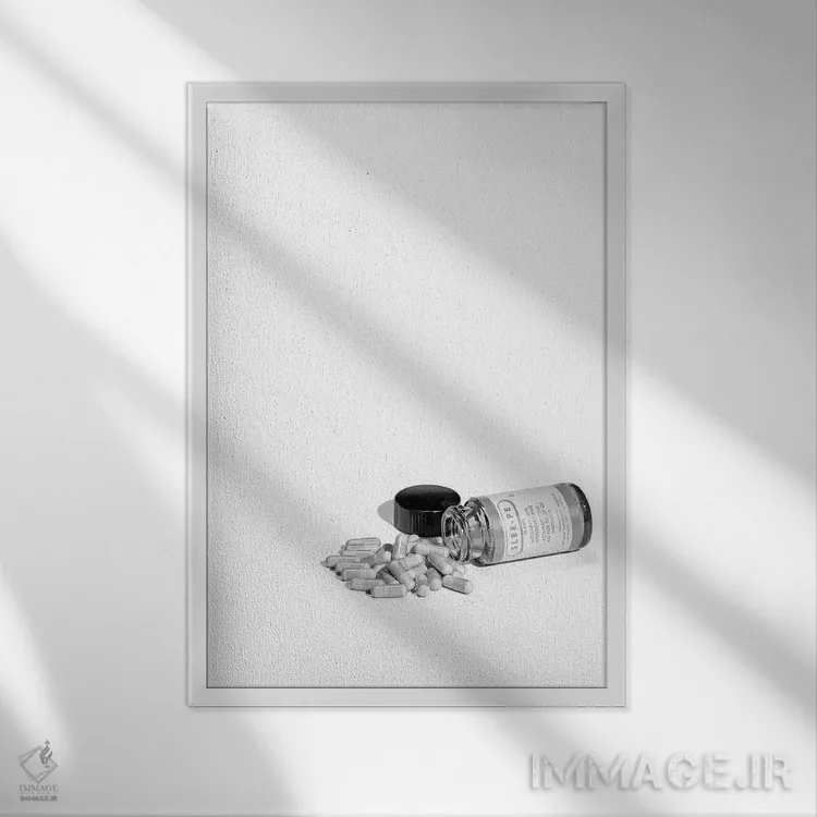 تابلو دکوراتیو دهه ۱۹۵۰ - بطری قرص افتاده روی پهلو در کنار انبوهی از کپسو… اثر تصاویر وینتج - نمای قابدار سفید