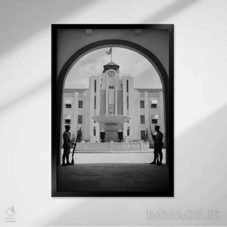 تابلو دکوراتیو دهه های ۱۹۲۰-۱۹۳۰ - سربازان نگهبان نظامی چین در ورودی قوسی… اثر تصاویر وینتج - نمای قابدار مشکی
