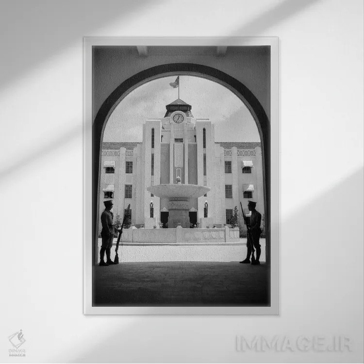 تابلو دکوراتیو دهه های ۱۹۲۰-۱۹۳۰ - سربازان نگهبان نظامی چین در ورودی قوسی… اثر تصاویر وینتج - نمای قابدار سفید