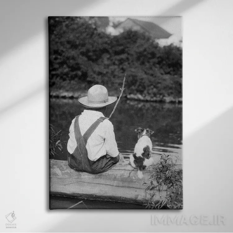 تابلو دکوراتیو دهه های ۱۹۲۰-۱۹۳۰ - پسر روستایی با کلاه حصیری و لباس کار ر… اثر تصاویر وینتج - نمای روبهرو روی دیوار