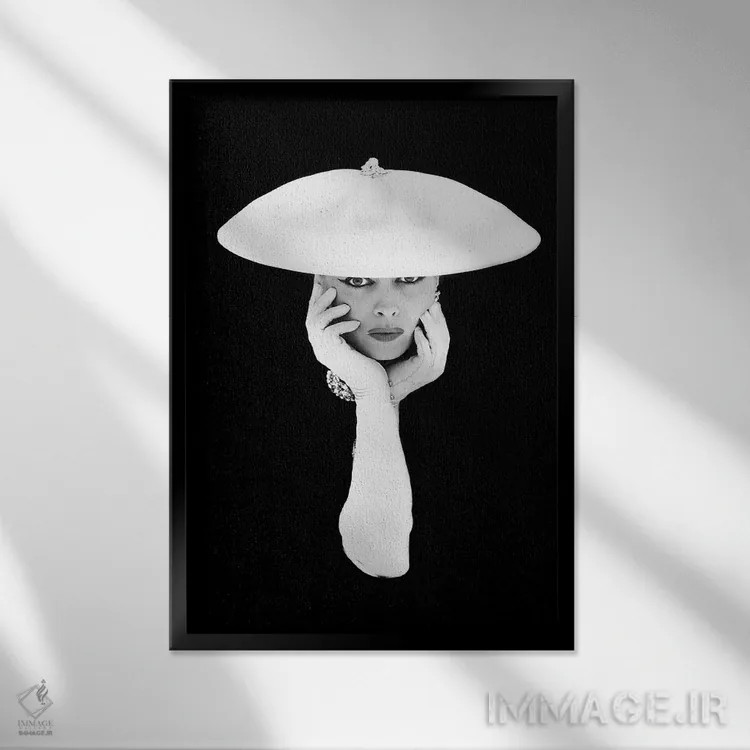 تابلو دکوراتیو دهه ۱۹۵۰ زن جذاب با دستکش های بلند سفید و کلاه در پس زمینه… اثر تصاویر وینتج - نمای قابدار مشکی