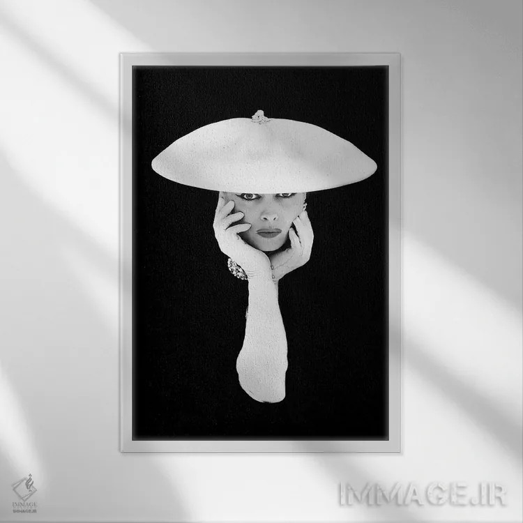 تابلو دکوراتیو دهه ۱۹۵۰ زن جذاب با دستکش های بلند سفید و کلاه در پس زمینه… اثر تصاویر وینتج - نمای قابدار سفید