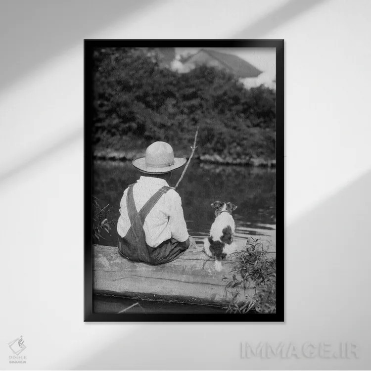 تابلو دکوراتیو دهه های ۱۹۲۰-۱۹۳۰ - پسر روستایی با کلاه حصیری و لباس کار ر… اثر تصاویر وینتج - نمای قابدار مشکی