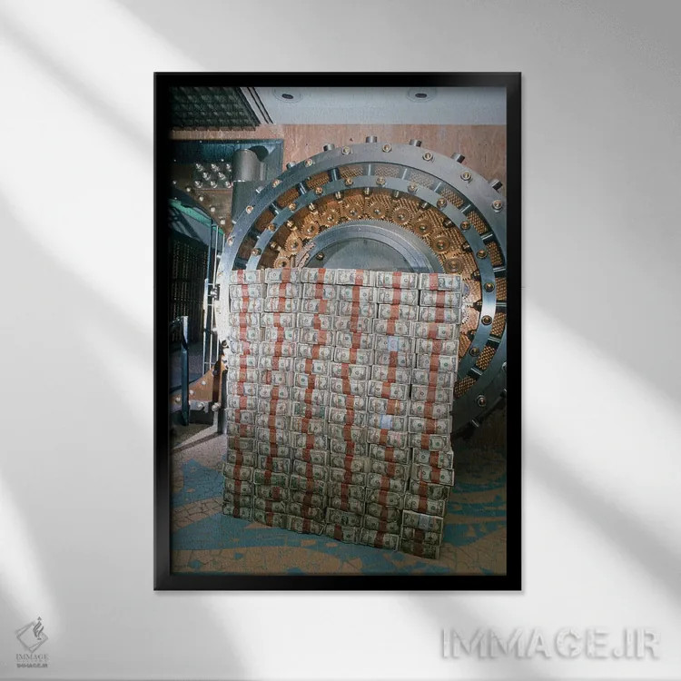 تابلو دکوراتیو پول انباشته شده کنار خزانه بانک I اثر تصاویر وینتج - نمای قابدار مشکی