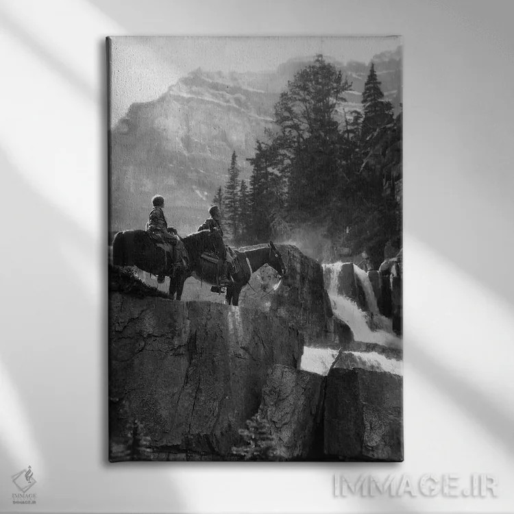 تابلو دکوراتیو دهه های ۱۹۲۰-۱۹۳۰ زوج زن و مرد سوار بر اسب کنار آبشار در ج… اثر تصاویر وینتج - نمای روبهرو روی دیوار