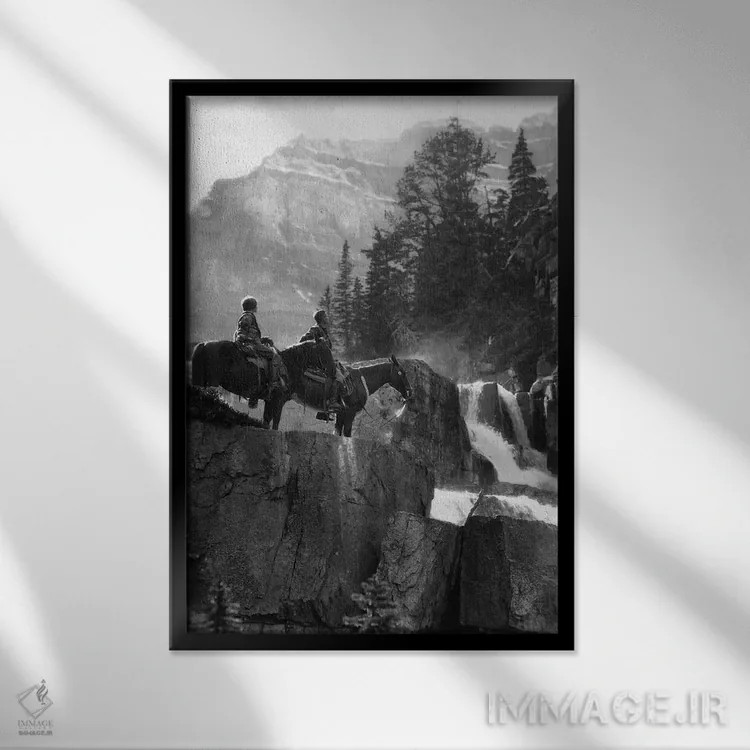 تابلو دکوراتیو دهه های ۱۹۲۰-۱۹۳۰ زوج زن و مرد سوار بر اسب کنار آبشار در ج… اثر تصاویر وینتج - نمای قابدار مشکی