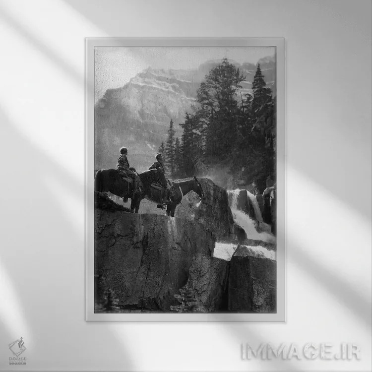 تابلو دکوراتیو دهه های ۱۹۲۰-۱۹۳۰ زوج زن و مرد سوار بر اسب کنار آبشار در ج… اثر تصاویر وینتج - نمای قابدار سفید