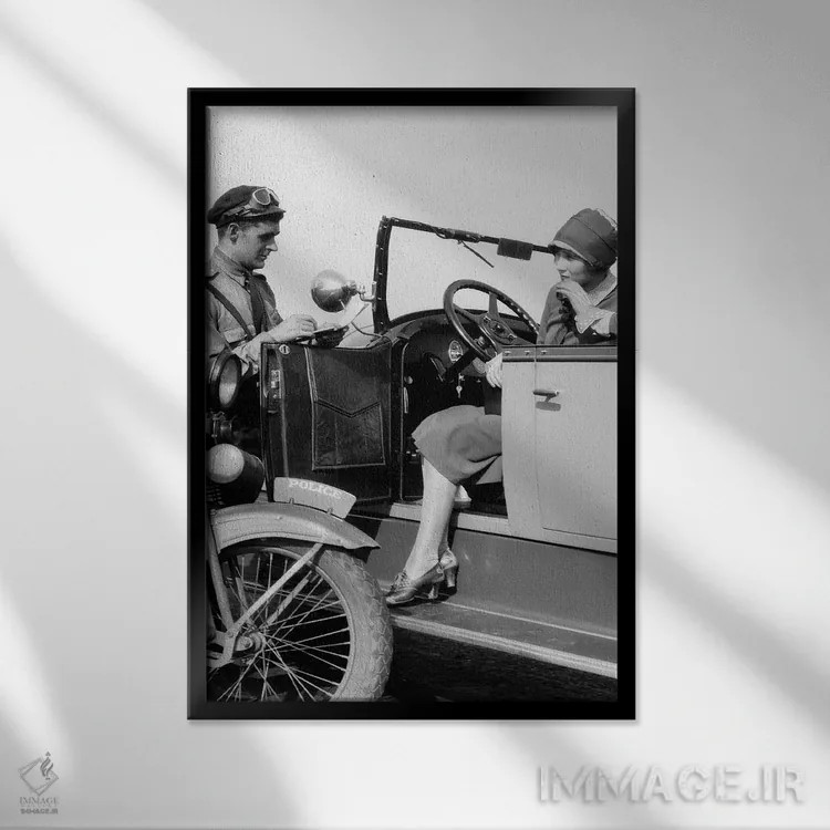 تابلو دکوراتیو دهه ۱۹۲۰ زن در خودرو که توسط پلیس موتورسوار جریمه می شود اثر تصاویر وینتج - نمای قابدار مشکی