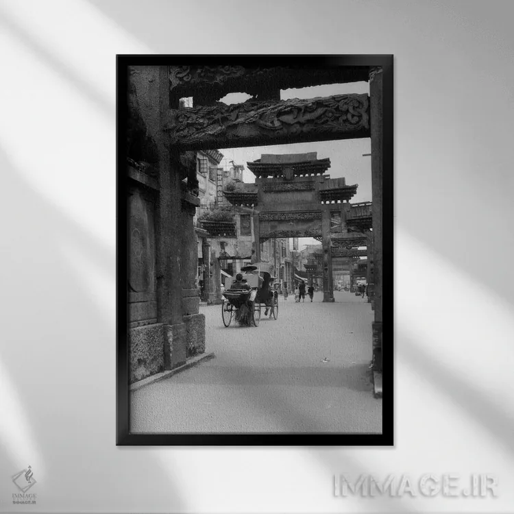 تابلو دکوراتیو دهه های ۱۹۲۰-۱۹۳۰ ریکشا در خیابانی در کانتون چین زیر طاق ن… اثر تصاویر وینتج - نمای قابدار مشکی